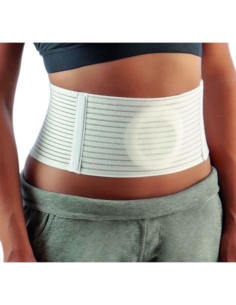 Afbeelding van een navelbreukband die wordt gedragen, met nadruk op ondersteuning en compressie.