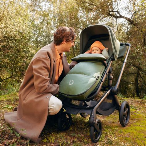 Bugaboo Fox 5 kinderwagen op een bospad