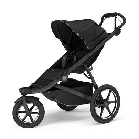 Thule Urban Glide 4 kinderwagen in een bosrijke omgeving