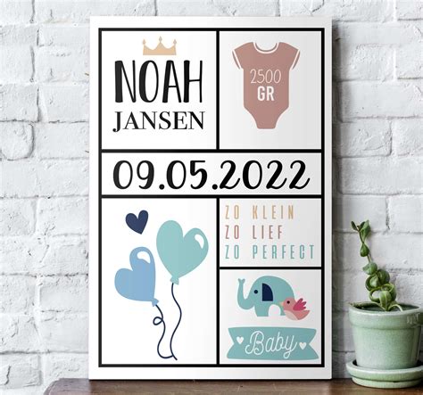 Voorbeeld van een gepersonaliseerde geboorteposter met naam en geboortedatum van de baby.