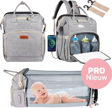 Een set babyverzorgingsproducten en een luiertas.