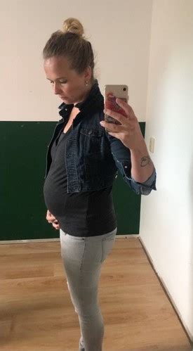 Een vrouw van 25 weken zwanger met haar buik