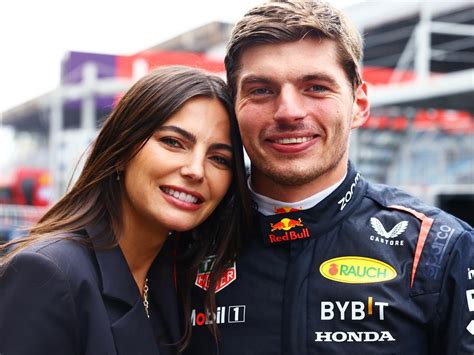 Kelly Piquet met haar partner Max Verstappen, vierend hoogtepunten