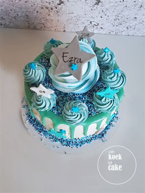 Voorbeeld van een gepersonaliseerde geboortetaart met naam en geboortedatum.