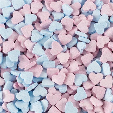 Een assortiment van kleurrijke geboortesnoepjes in blauw, roze en wit.