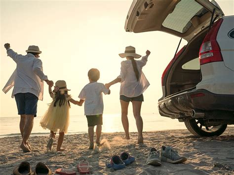 Illustratie van een gezin dat probeert te ontspannen op vakantie, met spelende kinderen op de voorgrond en gefrustreerde ouders op de achtergrond.