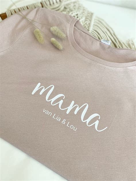 overzicht van verschillende babykledingstukken met bedrukking