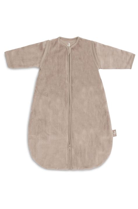 detail van de afritsbare mouwen van een babyslaapzak