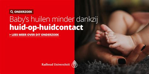Baby huid-op-huid contact met ouder na geboorte.