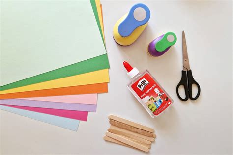 Diverse knutselmaterialen zoals verf, kralen, papier en klei voor binnenactiviteiten met peuters.