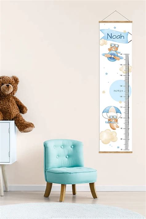 Foto van een babykamer met een gepersonaliseerde groeimeter