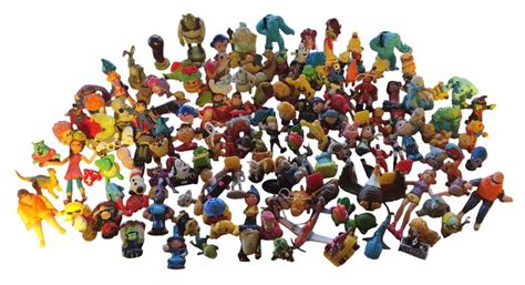 Collage van verschillende soorten surprise speelgoed, waaronder minifiguren en verzamelreeksen.