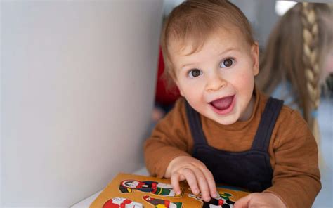 Illustratie van een peuter die met grote nieuwsgierigheid de wereld om zich heen verkent.