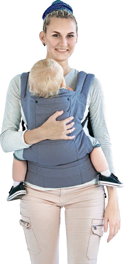 Illustratie van een ouder die een baby draagt in een Chicco draagzak, met focus op ergonomie en comfort.