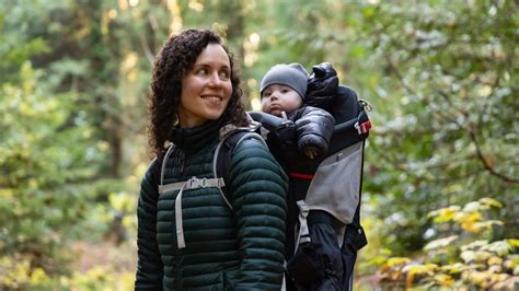 Infographic die de verschillende draagposities van een baby in een draagzak visualiseert (buik, rug, gezicht naar binnen/buiten).