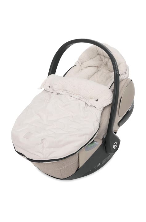 Afbeelding van een baby die comfortabel in een Jollein voetenzak ligt