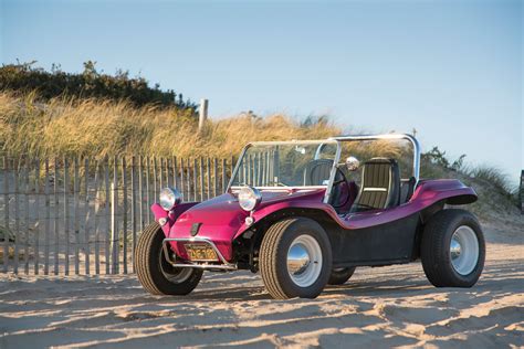Illustratie van een klassieke Volkswagen Buggy op een zonnig strand