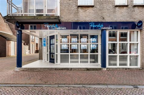 Een sfeervolle foto van de buitenkant van Verloskundigenpraktijk Breedstraat in een authentiek pand in hartje centrum van Utrecht.