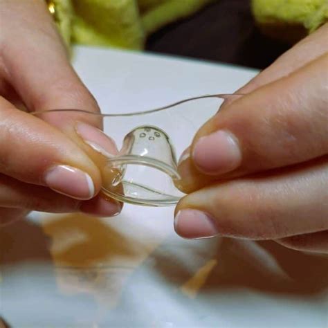 Infographic met stappen voor het correct aanbrengen van een Medela tepelhoedje.