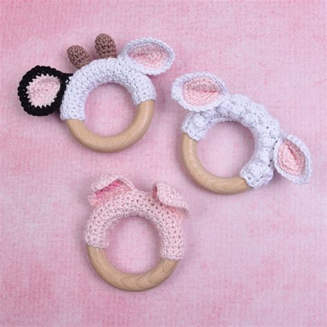 Overzicht van verschillende gehaakte bijtringen met diverse dierenoren en kleurenschema's