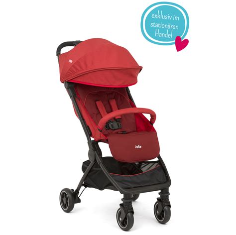 Afbeelding van een ouder die de lichtgewicht Joie Pact Lite buggy met één hand optilt
