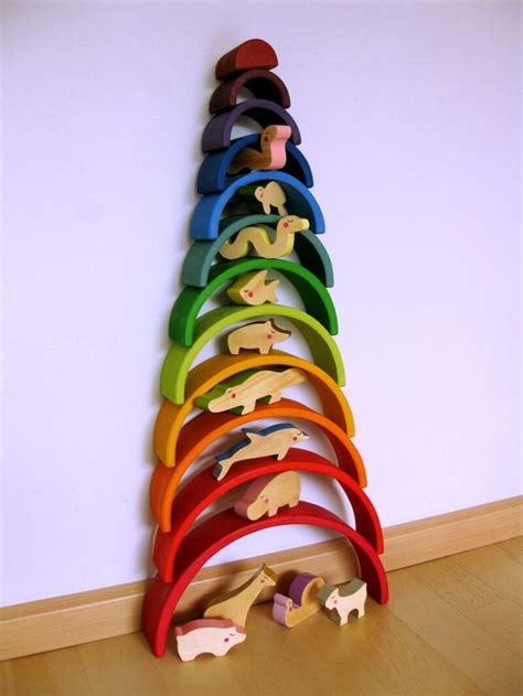 Voorbeelden van Grimm's houten speelgoed, zoals de regenboog en stapelblokken