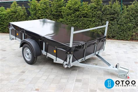 Collage van verschillende Rolly Toys aanhangers en accessoires, zoals een kipkar, een vakman aanhanger en een voorlader.