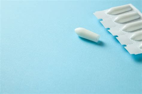 Infographic met stappen voor het inbrengen van een zetpil bij een baby.