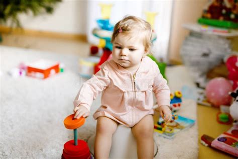 Illustratie van een kind dat speelt met een interactief stuur met lichtjes en geluiden