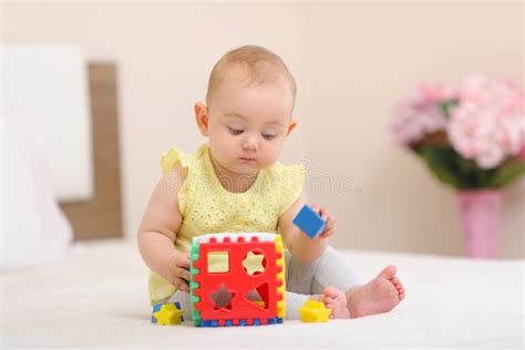 Een baby die met een siliconen speeltje speelt