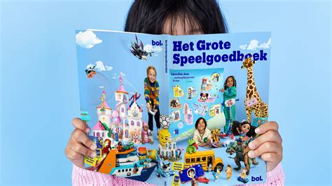 Close-up van de pagina's van het Grote Speelgoedboek, gedrukt op papier van bietenpulp, met kleurrijke illustraties.