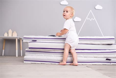 Illustratie van hoe je de stevigheid van een babymatras test.