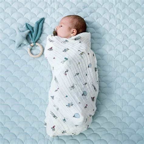 baby met hydrofiele doeken in verschillende kleuren en maten