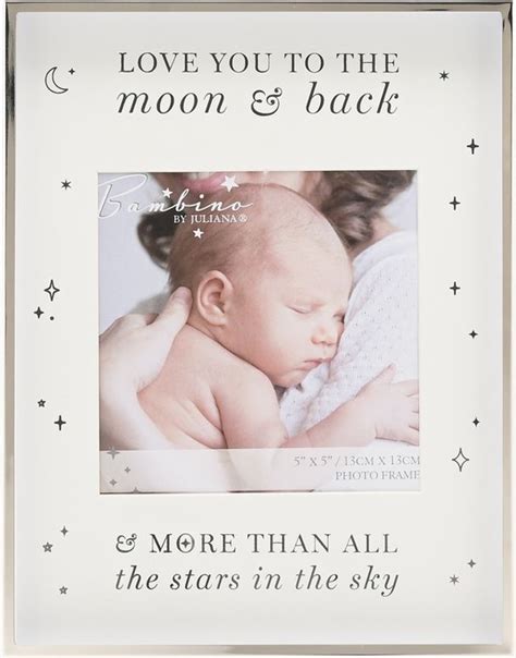 Illustratie van een rond labeltje met de tekst 'Love you to the moon and back' en een gaatje voor bevestiging.