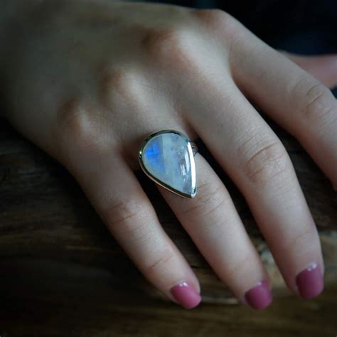 voorbeeld van een ring met een maansteen