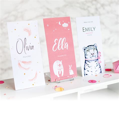 Illustratie van verschillende geboortekaartjes met diverse designs en vormen