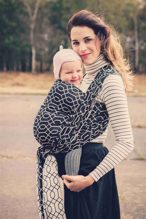 Baby draagdoek Mixite Moss in gebruik, die de mosgroene kleur en het geweven patroon toont.