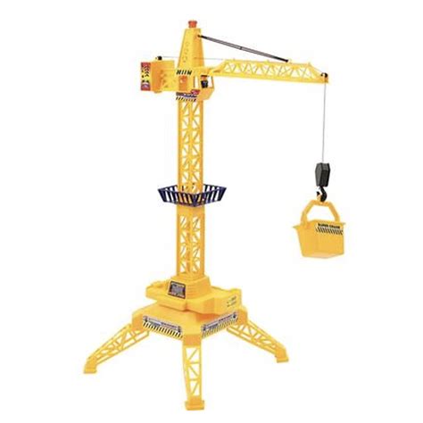 Een kind speelt enthousiast met een grote speelgoed hijskraan op een bouwplaats, met blokken en kleine voertuigen.