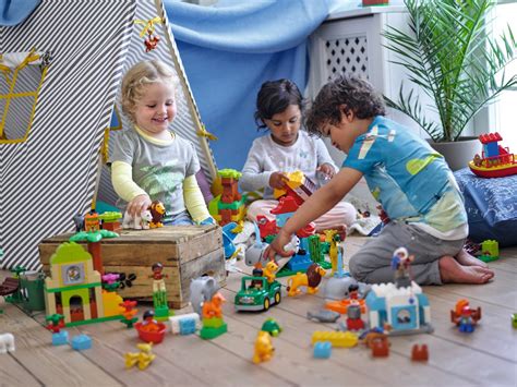 Kinderen spelen met Duplo blokken en dierenfiguren