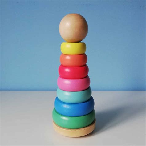 Houten stapeltoren met gekleurde ringen