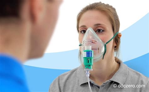 Illustratie van een kind dat zuurstof krijgt via een neusbrilletje