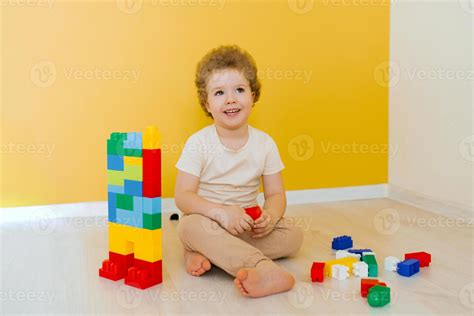 Foto van een kind dat bouwt met Just Blocks, met diverse vormen en formaten blokken.