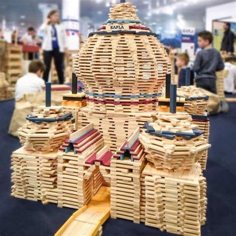 Collage van bouwwerken gemaakt met Kapla plankjes, variërend van simpele structuren tot complexe creaties.