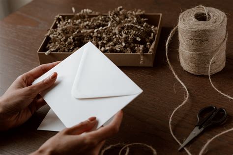 Illustratie van verschillende soorten enveloppen en sluitzegels