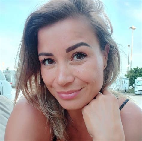 Een moeder die haar baby rechtop houdt tijdens een pauze in de voeding, om te laten boeren.