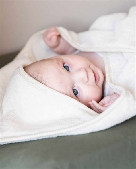 Collage van verschillende populaire baby wikkeldekens van diverse merken.