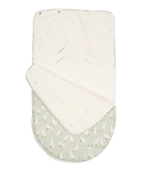 Illustratie van de Little Dutch voetenzak in grijs, met focus op de zachte voering en gordelopeningen.