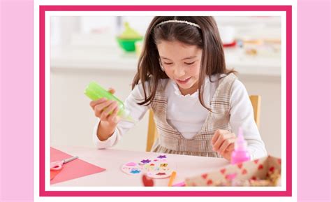 een kind dat creatief bezig is in een atelier binnen Kindergarden Zuid