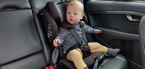 Een kind dat comfortabel zit in een Maxi-Cosi Priori autostoel met een zomerhoes.