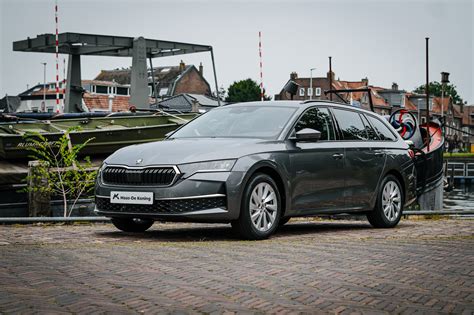 Overzicht van de twee auto's: de ruime stationwagen en de compacte stadsauto.